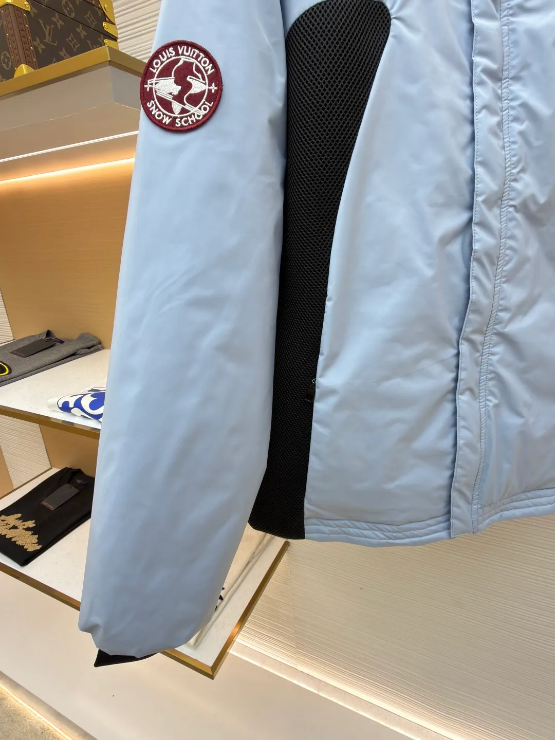 LOUIS VUITTON double-sided turtleneck jacket with badge logo ●Original version: Purchased and developed by 24038 ●Item number: 1682249-C30 ●Fabric: cotton fabric ●Technology: made on positioning cutting machine ●Color: blue/black ●Version: fitted version ●Weight: about 920 grams ●Size: 46-48-50-52 ●Description: This color-blocked outdoor jacket is made of professional outdoor functional fabrics. The main body is made of high-density nylon windproof fabric. It has been treated with three-proof technology and has waterproof, oil-proof, and anti-static properties. The fabric has strong dimensional stability and is not easy to deform after being pre-shrunk. The body is spliced ​​with black breathable mesh fabric. The mesh is woven with warp knitting technology. It has uniform pore size and excellent toughness, which not only enhances the visual layering but also improves the breathability of the wearer. The black splicing parts of the collar and cuffs are made of elastic rib fabric. After shaping treatment, it has good elasticity and fits the body shape without being tight. The badge logo is made using a composite process of heat transfer and embroidery. The color of the pattern is firm and the embroidery stitches are dense. The hardware accessories are all made of custom-made alloy and have been sandblasted and matte. The zippers are hidden in design, combined with three-dimensional tailoring and seamless gluing technology to make the overall shape crisp. The details take into account both functionality and design beauty, showing the quality of precision workmanship. The overall wiring is straight and delicate, the fabric is comfortable and soft, and the color is consistent without color difference. It can be matched with the same style to create a fashionable look and control various occasions. Customized accessories, complete with three standards, same style for men and women!